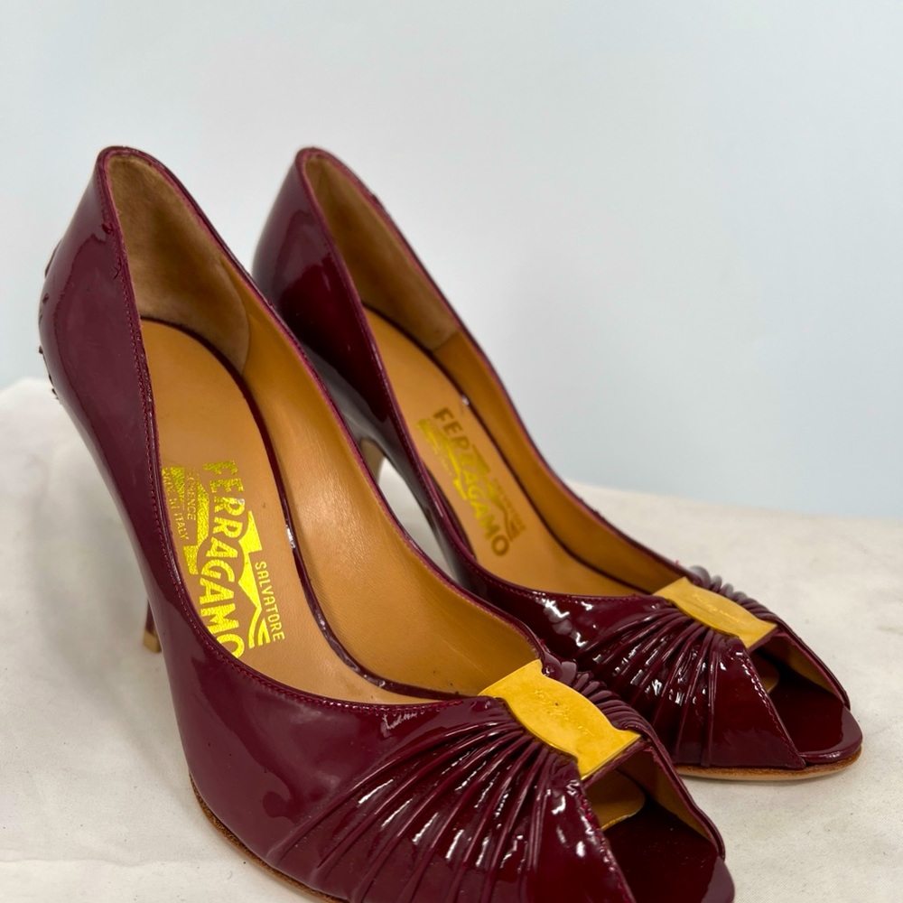 Salvatore Ferragamo Tiberia Peep Toe Logo Patent Leather Blood Red Pump Size 8 B